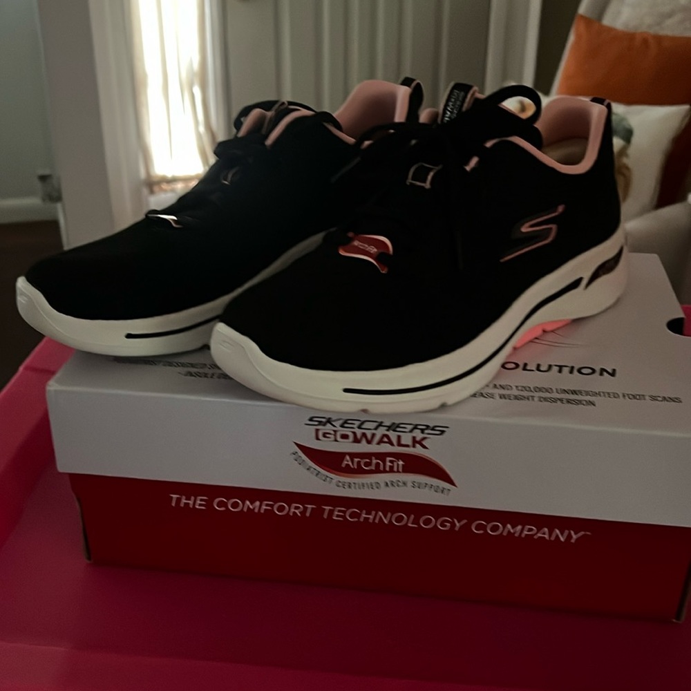 NIB Women’s Skechers Go Walk Arch Fit Sz 9